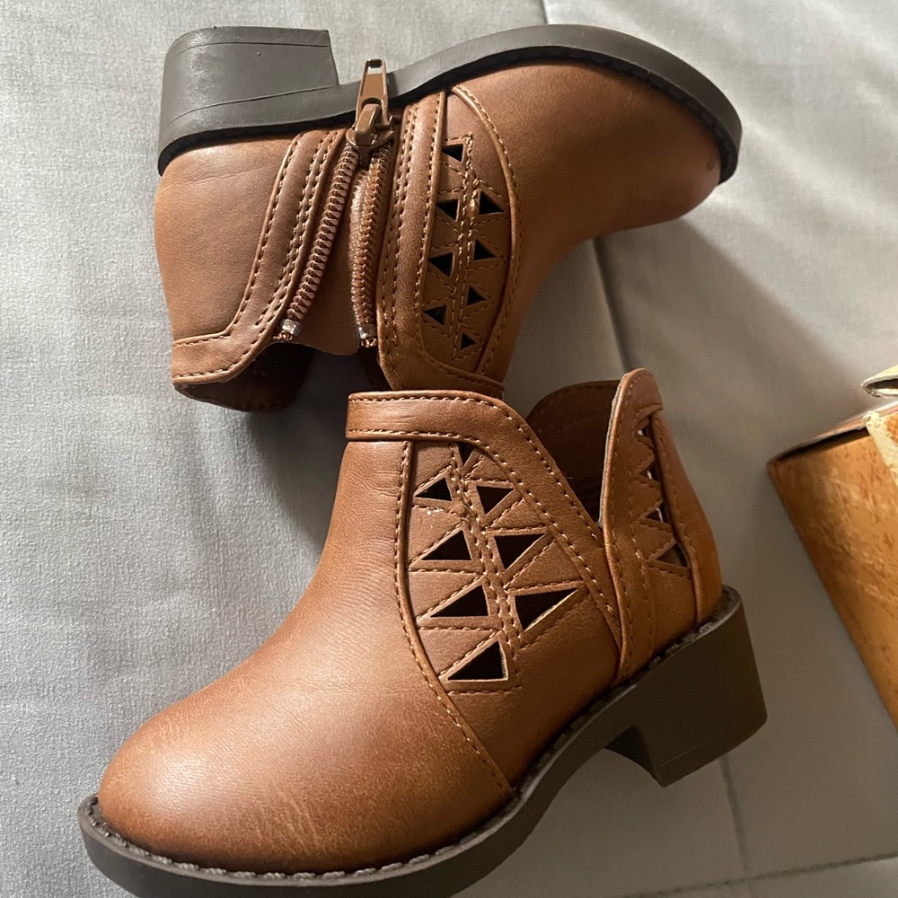 Girls boots